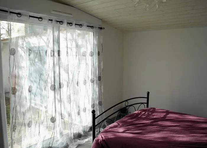 Charmante Maison à 500 M De La Côte, Pour 4 *